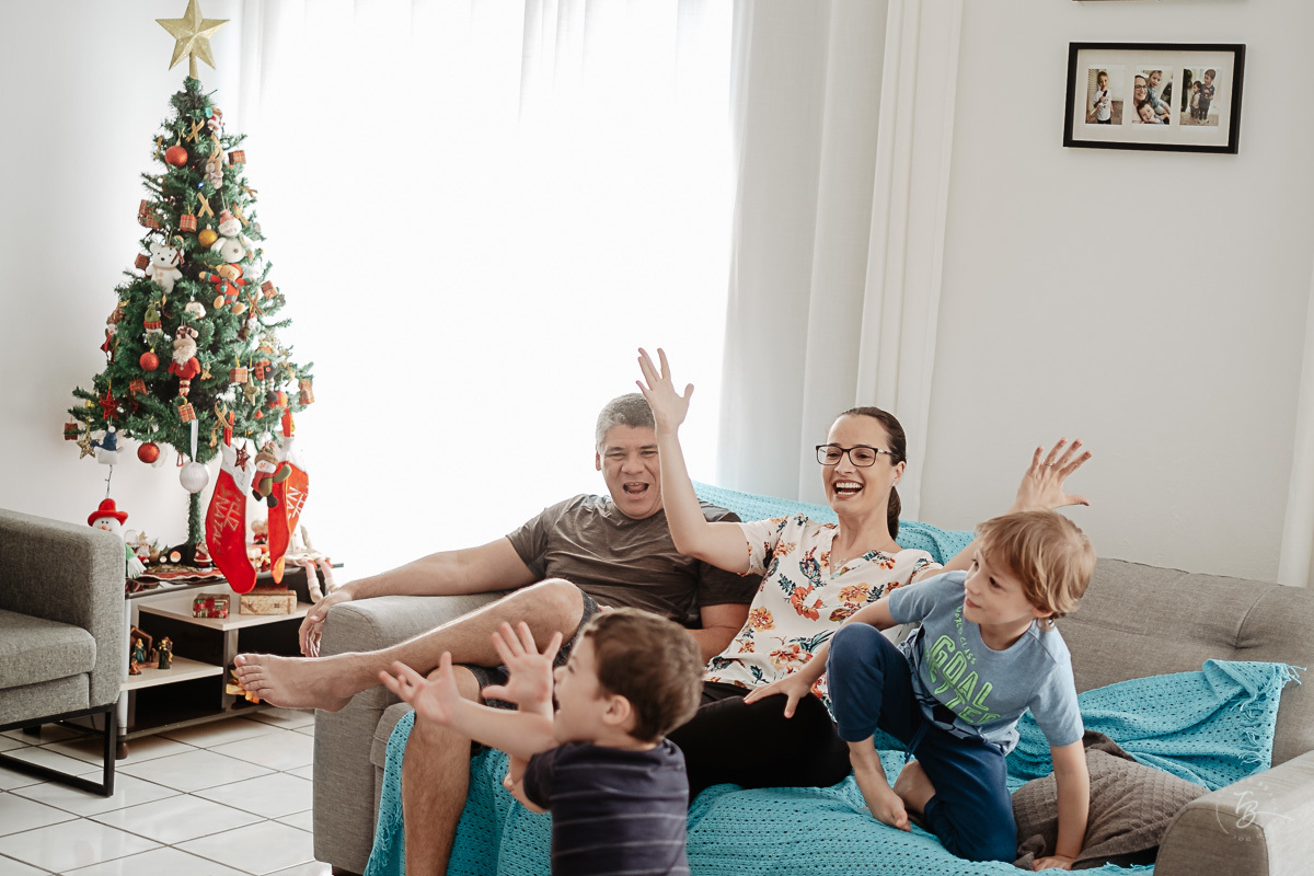 Família reunida no sofá. Ensaio documental de Natal, em casa, por Thiago Braga fotografia. 