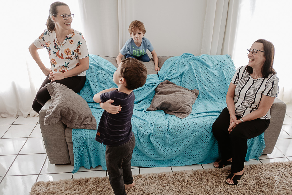 Bagunça boa em casa. Ensaio documental de Natal, em casa, por Thiago Braga fotografia. 