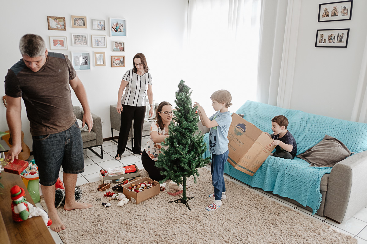 Montando a árvores de natal. Ensaio documental de Natal, em casa, por Thiago Braga fotografia. 