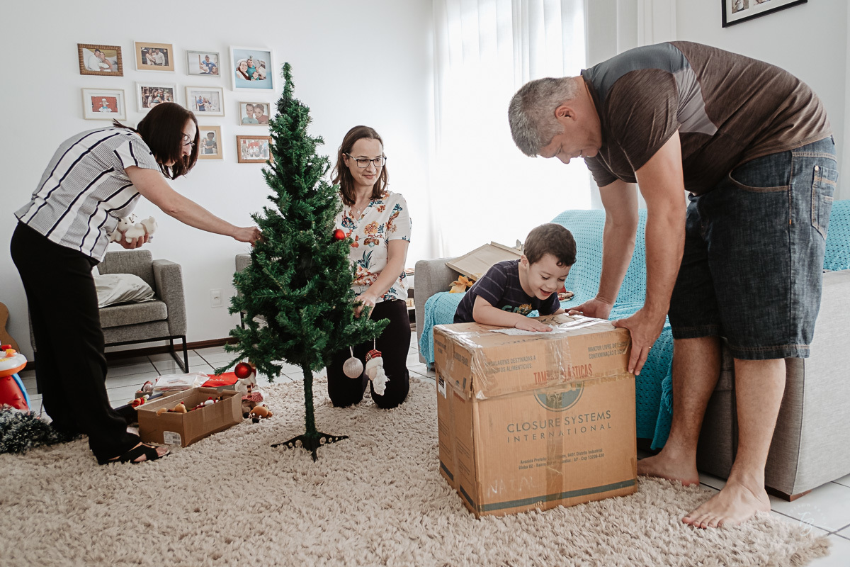 Brincadeira. Ensaio documental de Natal, em casa, por Thiago Braga fotografia. 