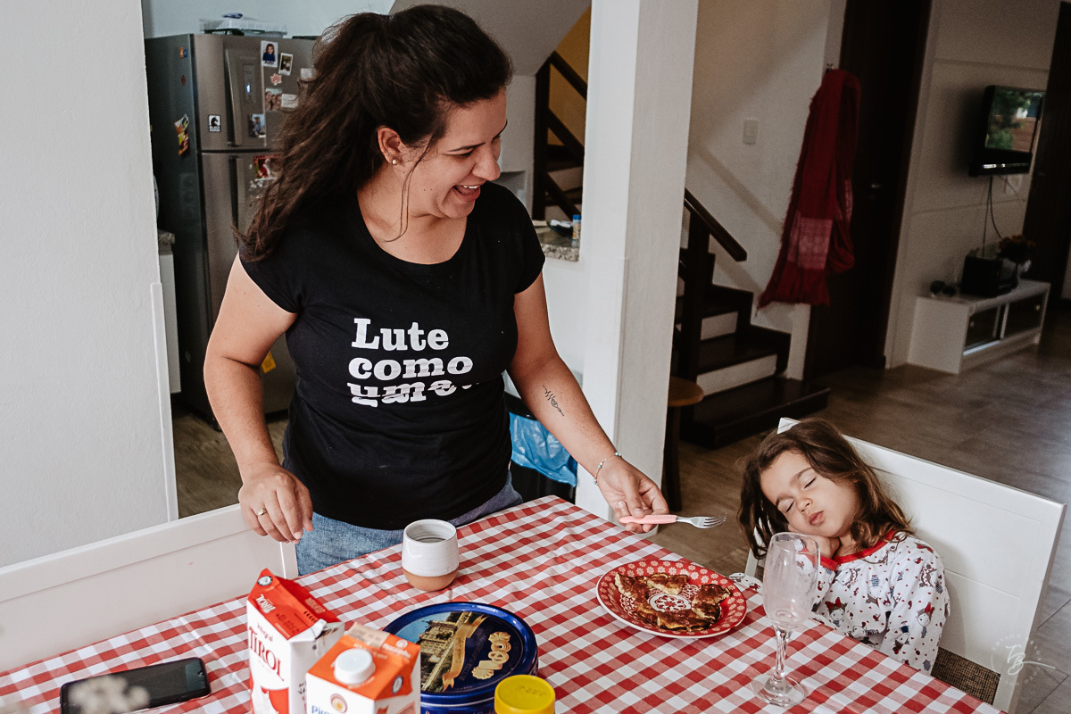 Ainda não acordou. Tomando café. Fotografia documental de família. ensaio de família. Praia do Campeche, por Thiago Braga Fotografia. Família Barcarol.