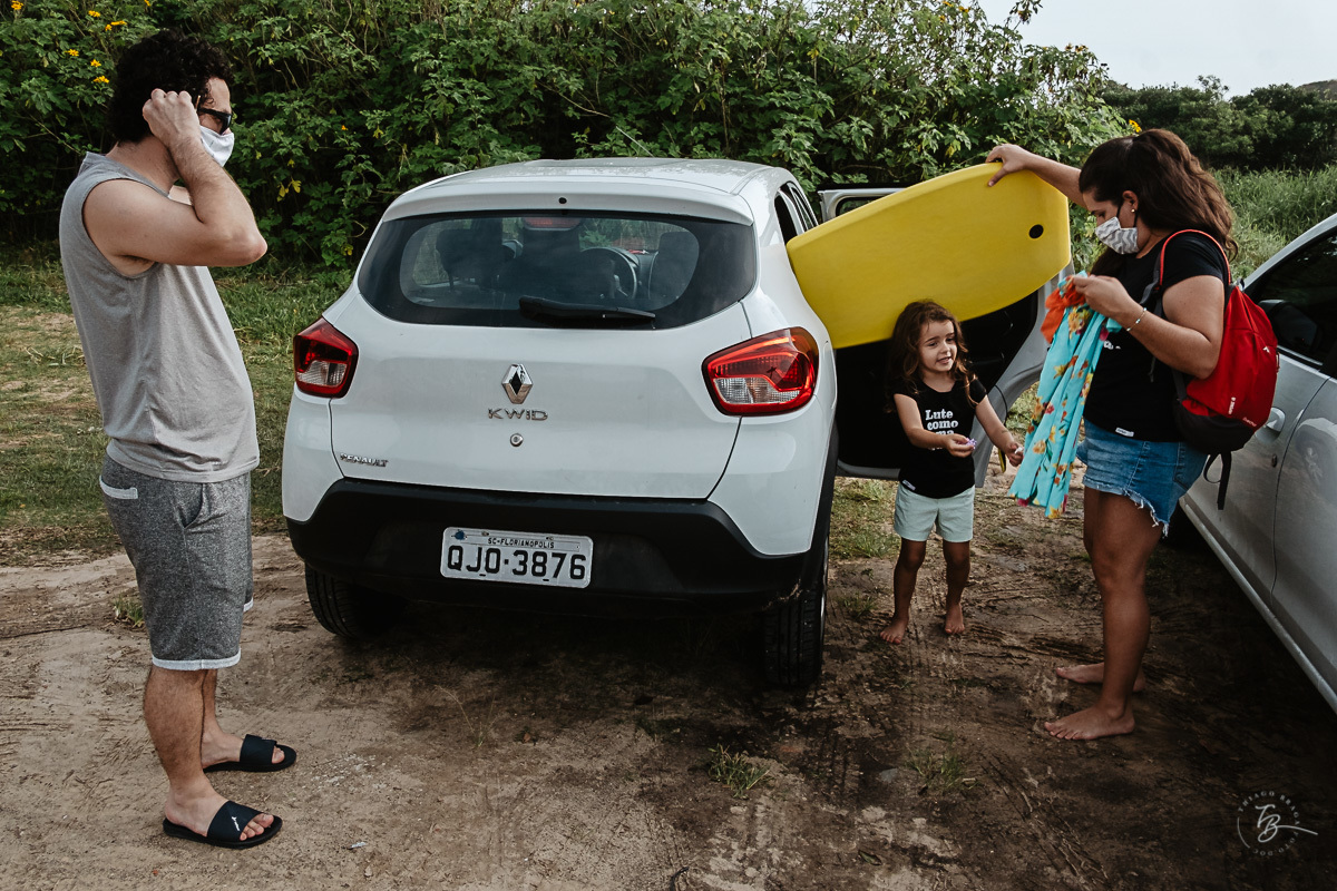 Chegando na paia. Fotografia documental de família. ensaio de família. Praia do Campeche, por Thiago Braga Fotografia. Família Barcarol.