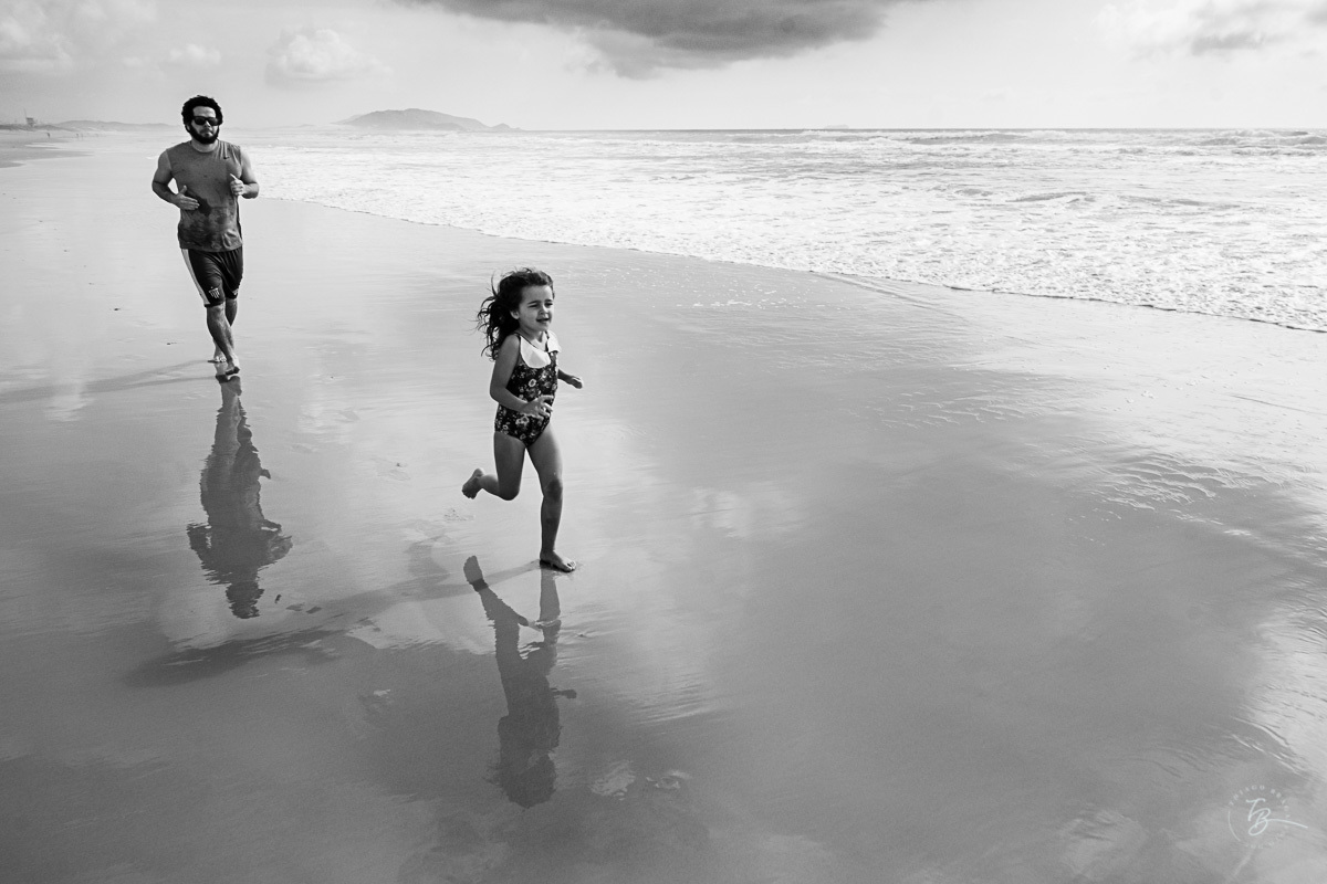 Pai e filha. Fotografia documental de família. ensaio de família. Praia do Campeche, por Thiago Braga Fotografia. Família Barcarol.