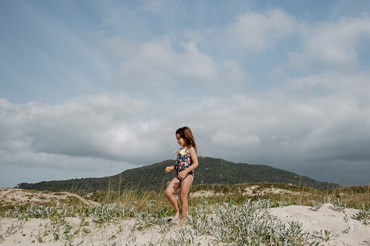 Lindo dia. Fotografia documental de família. ensaio de família. Praia do Campeche, por Thiago Braga Fotografia. Família Barcarol.