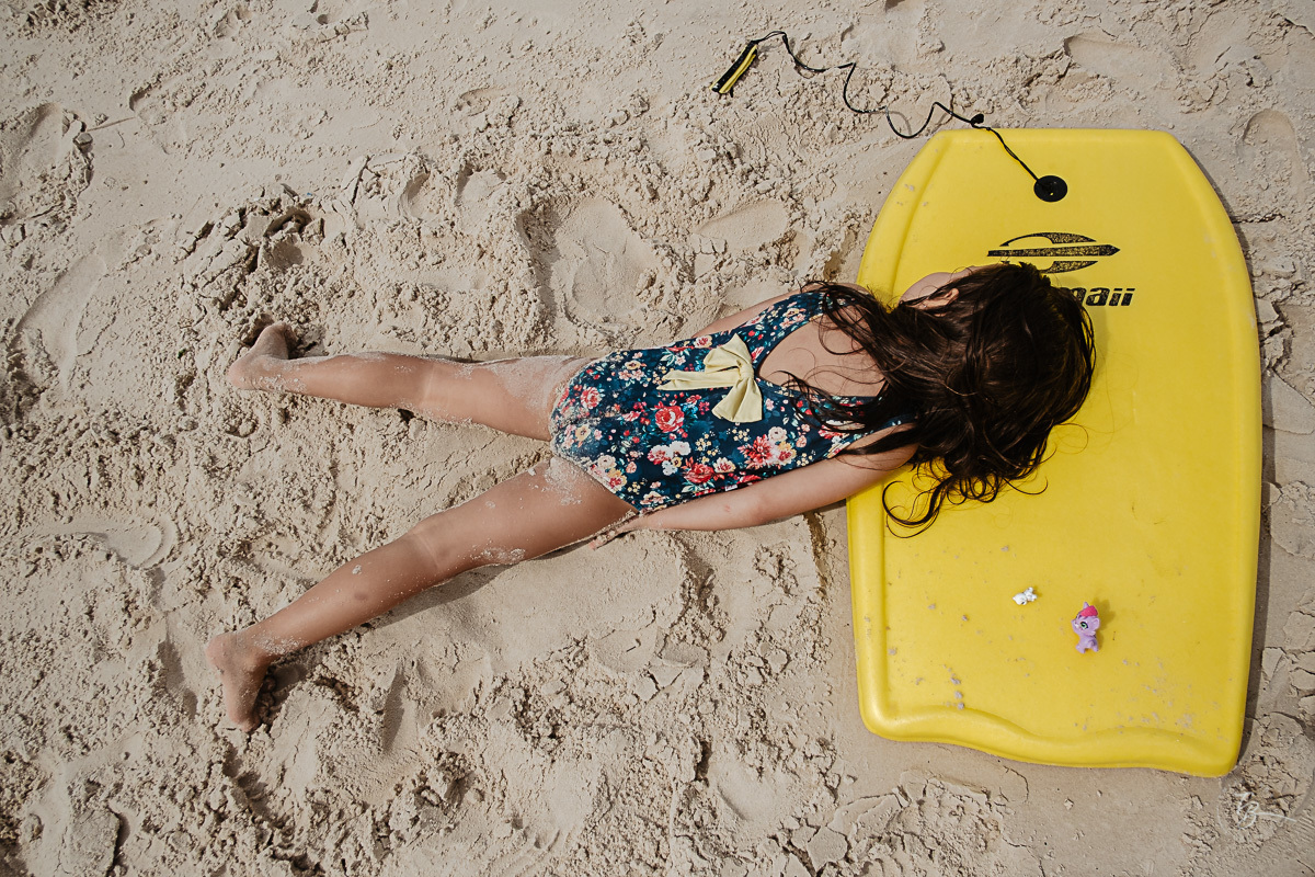 Chega por hoje, hehe. Fotografia documental de família. ensaio de família. Praia do Campeche, por Thiago Braga Fotografia. Família Barcarol.