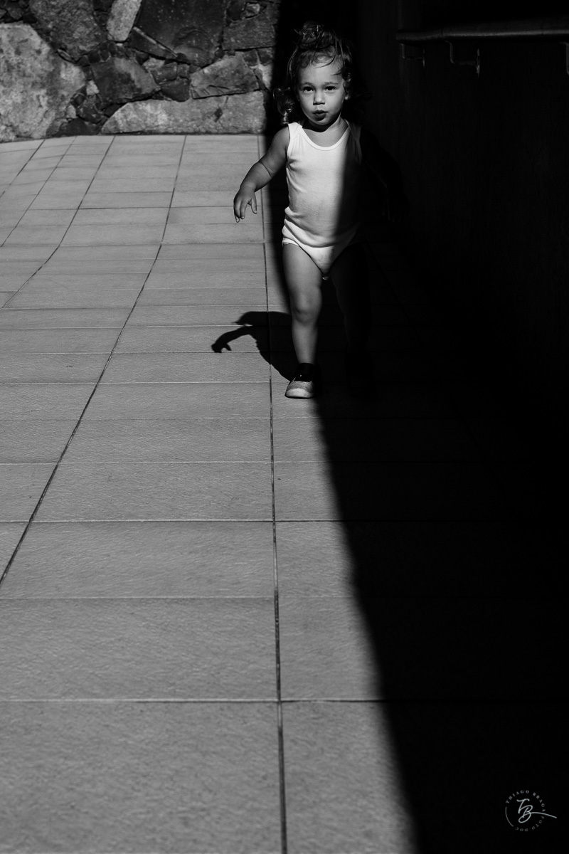 Foto em luz e sombra com  criança. Ensaio lifestyle família, na praia do Santinho em Florianópolis, por Thiago Braga Fotografia. 