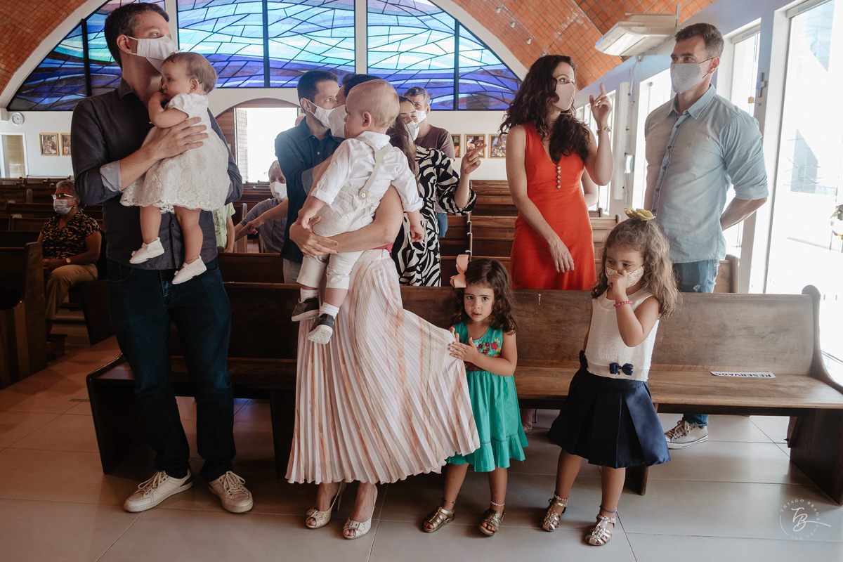 Família no momento do batismo. Dia do batizado, de gêmeos.
Manhã de domingo, iluminada, Após a cerimônia na lindíssima Paróquia Nossa Senhora de Lourdes São Luiz, na Agronômica/Florianópolis - SC.