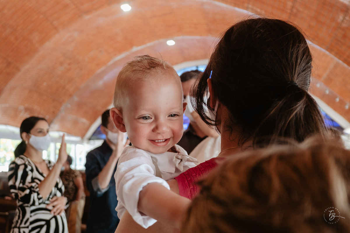 Sorriso de bebê. Dia do batizado, de gêmeos.
Manhã de domingo, iluminada, Após a cerimônia na lindíssima Paróquia Nossa Senhora de Lourdes São Luiz, na Agronômica/Florianópolis - SC.