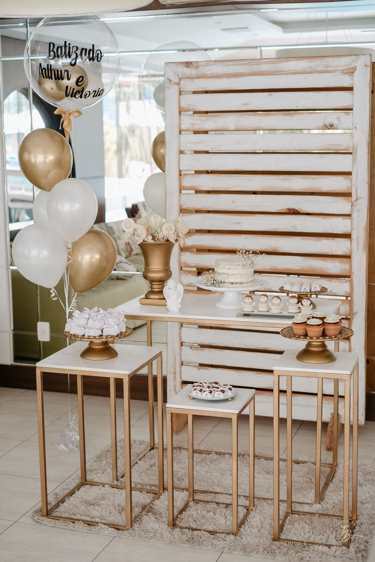 Decoração linda do dia do batizado. Dia do batizado, de gêmeos.
Manhã de domingo, iluminada, Após a cerimônia na lindíssima Paróquia Nossa Senhora de Lourdes São Luiz, na Agronômica/Florianópolis - SC.