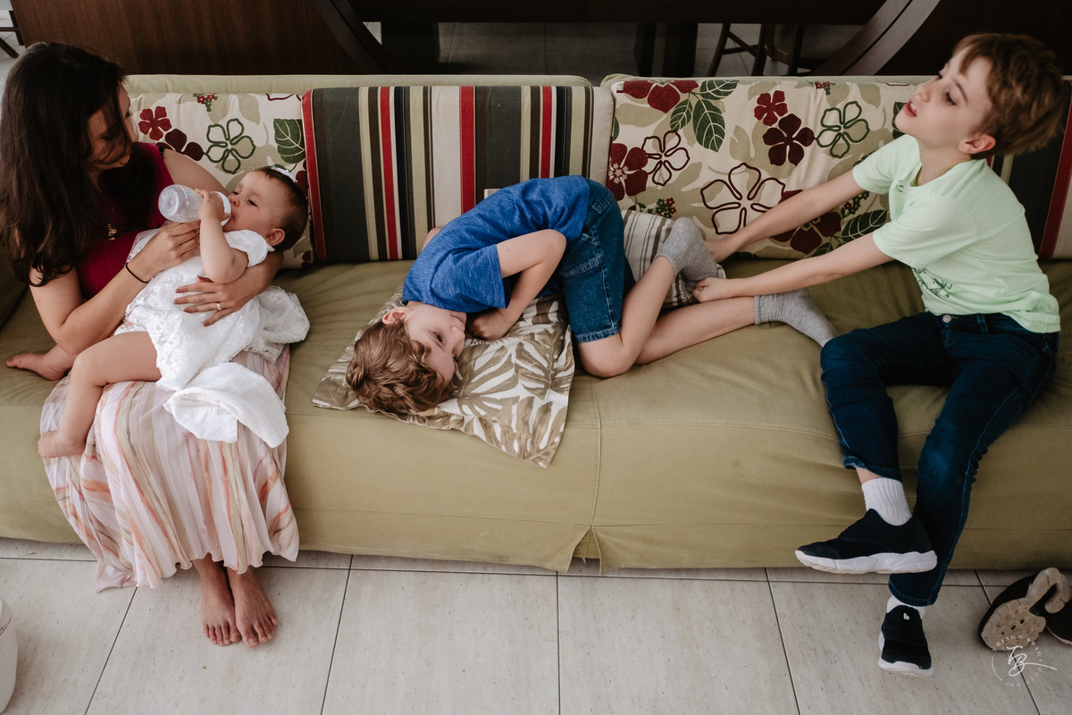Bagunça de primos. Dia do batizado, de gêmeos.
Manhã de domingo, iluminada, Após a cerimônia na lindíssima Paróquia Nossa Senhora de Lourdes São Luiz, na Agronômica/Florianópolis - SC.