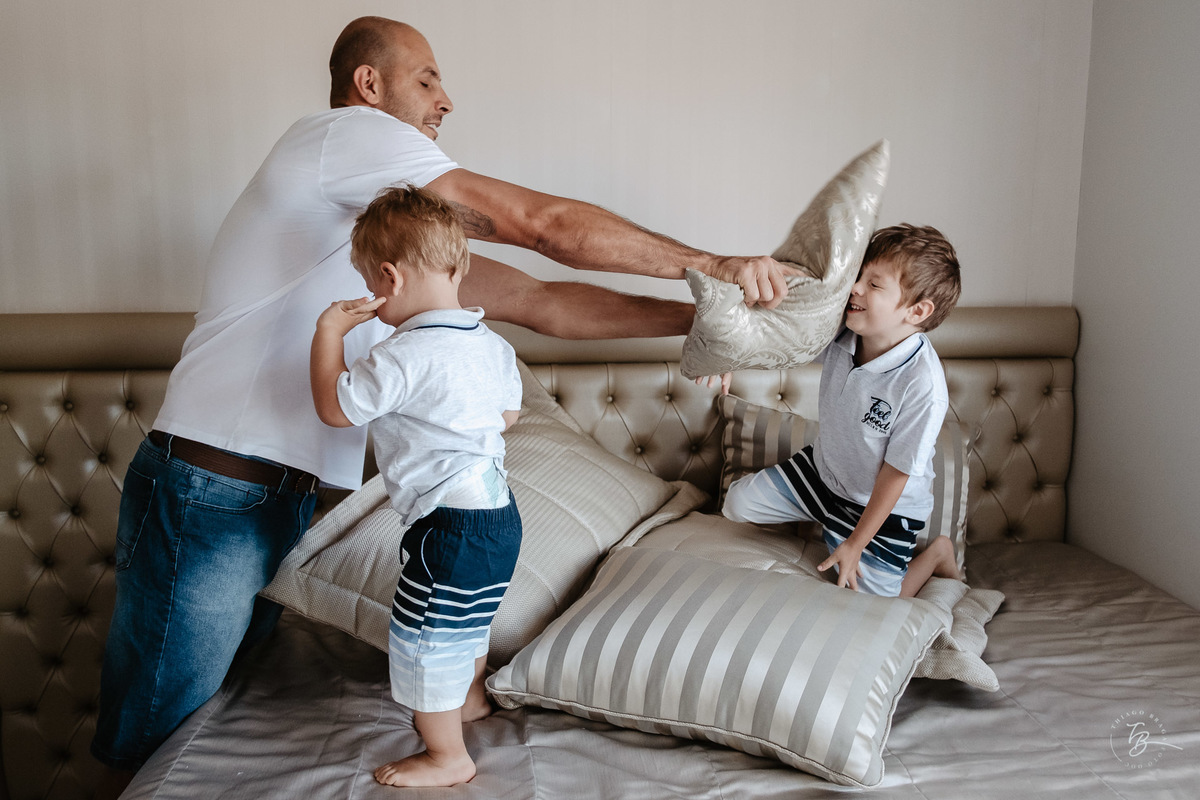 Pai brincando com seus filhos. Ensaio de natal em casa por Thiago Braga Fotografia.