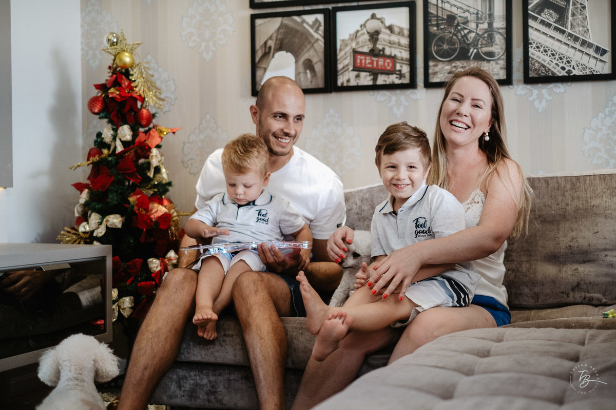Retrato de família. Ensaio de natal em casa por Thiago Braga Fotografia.