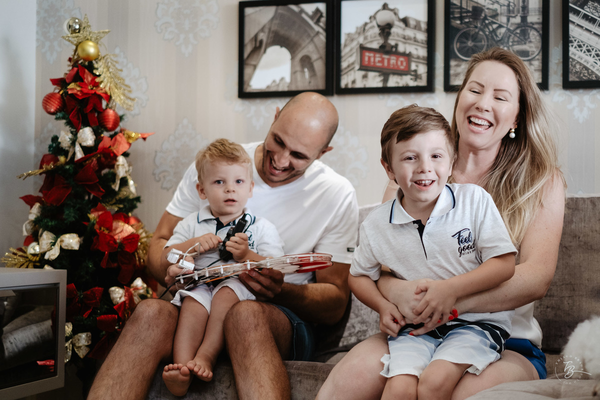 Família reunida. Ensaio de natal em casa por Thiago Braga Fotografia.