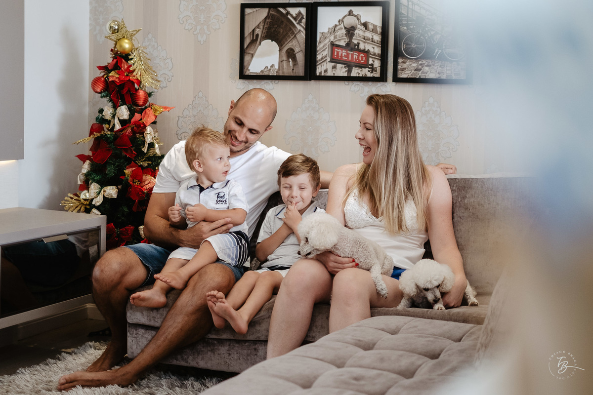 Alegria em família. Ensaio de natal em casa por Thiago Braga Fotografia.
