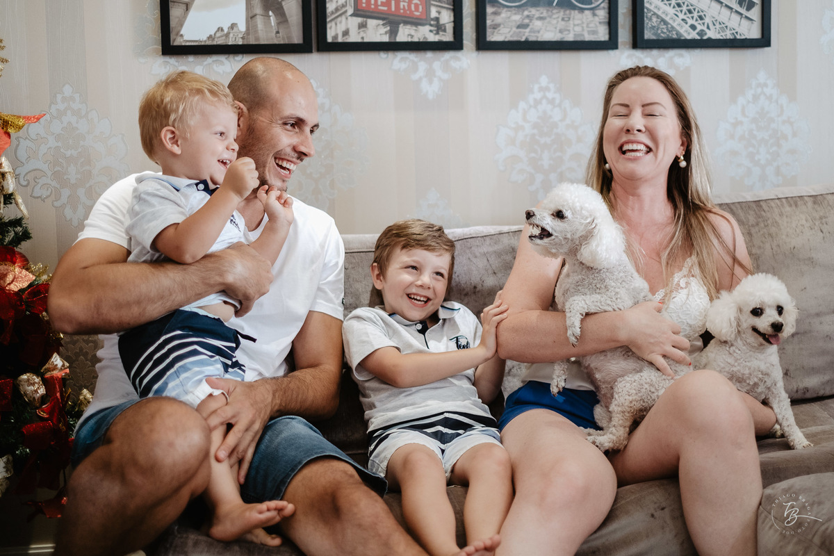 Cachorrinhos e Família. Ensaio de natal em casa por Thiago Braga Fotografia.