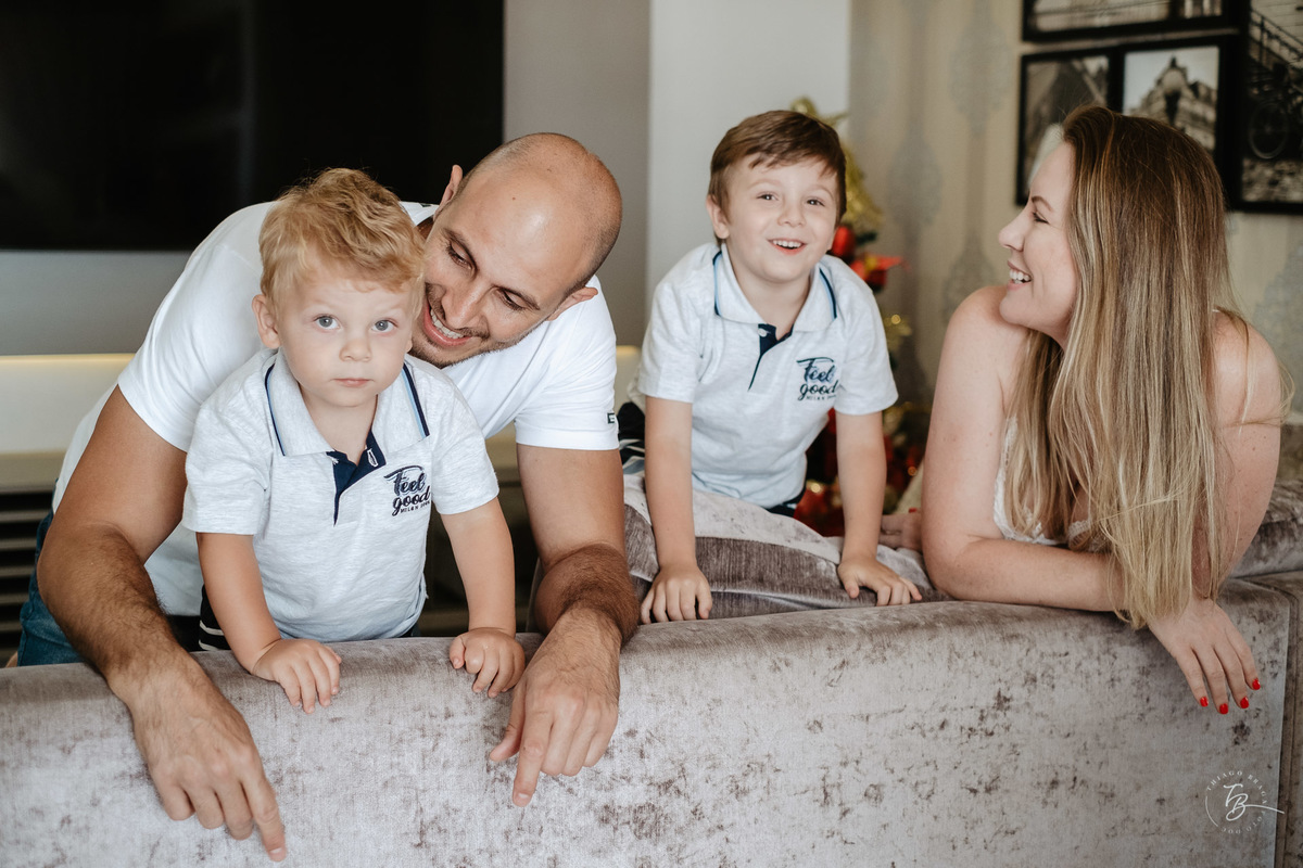 Todos da família. Ensaio de natal em casa por Thiago Braga Fotografia.