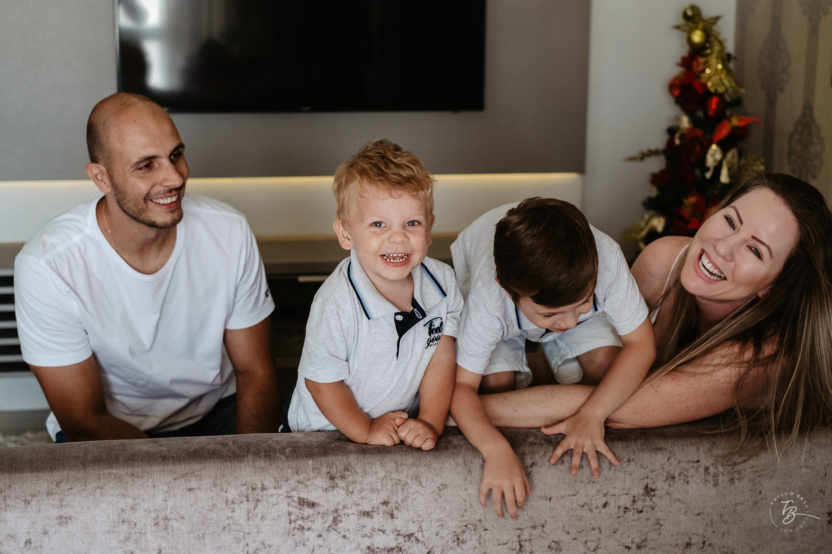 Alegria no sofá. Ensaio de natal em casa por Thiago Braga Fotografia.