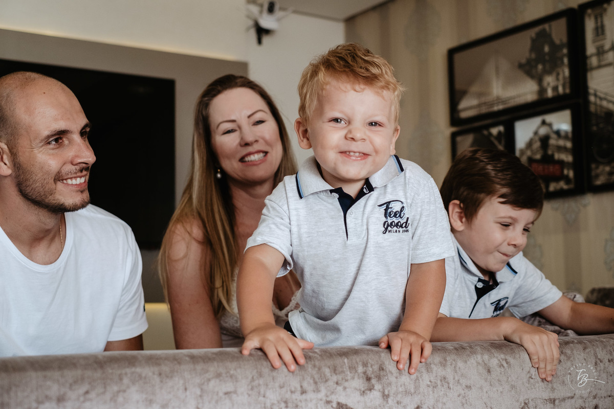 Sorriso de menino e família. Ensaio de natal em casa por Thiago Braga Fotografia.