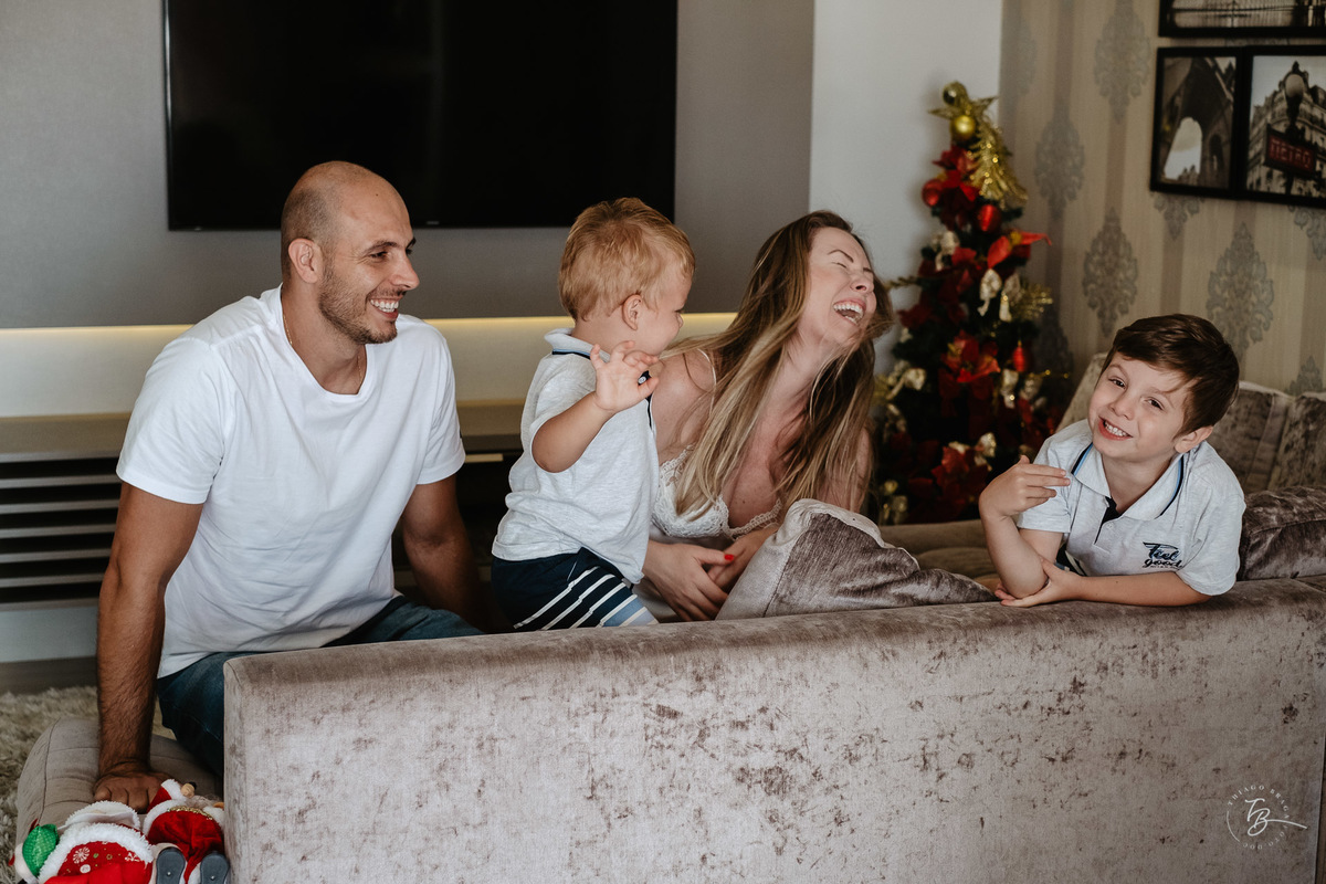 Sorrisos e alegrai. Ensaio de natal em casa por Thiago Braga Fotografia.