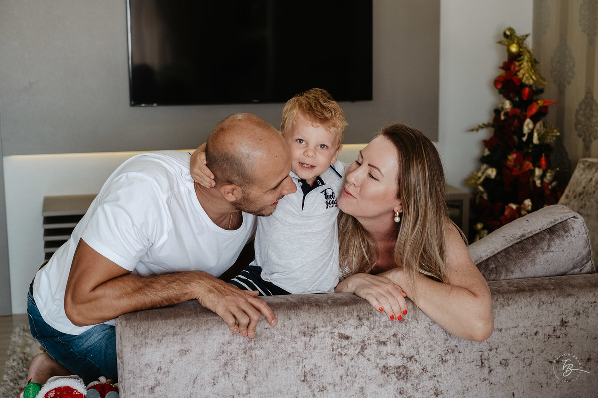Muito amor. Ensaio de natal em casa por Thiago Braga Fotografia.