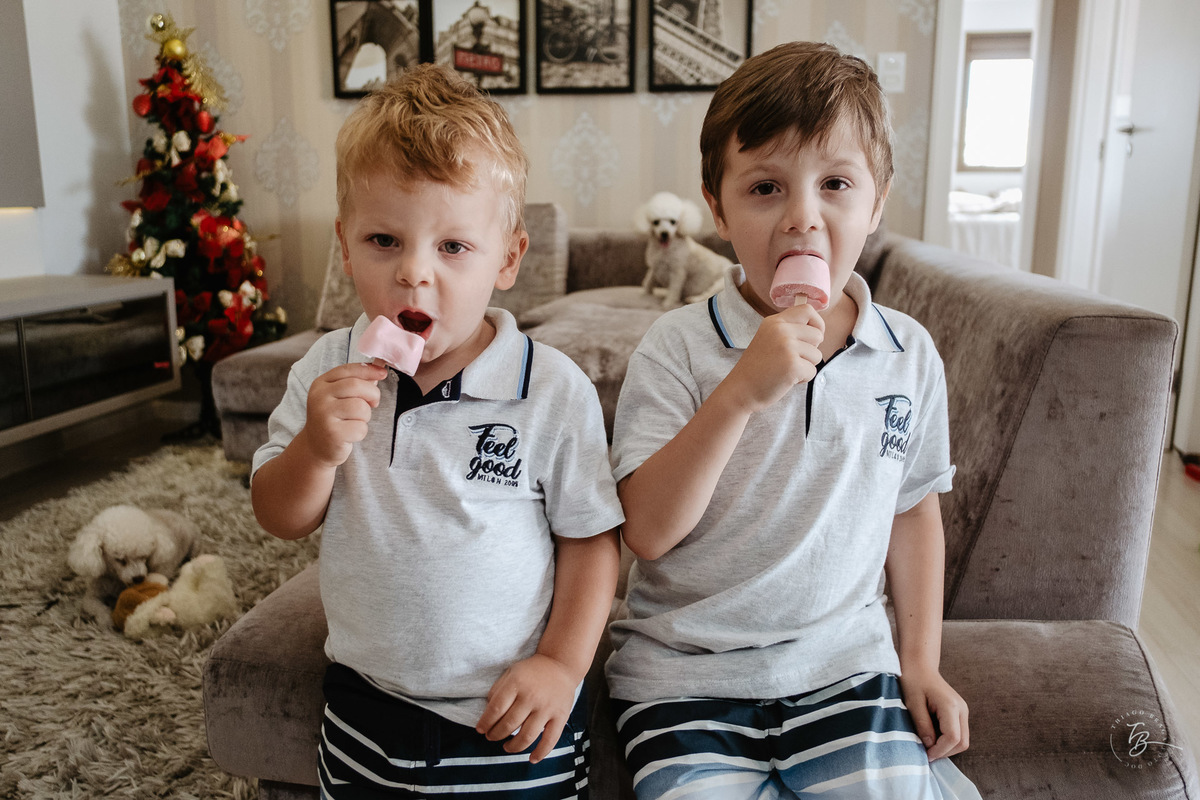 Manos na sala. Ensaio de natal em casa por Thiago Braga Fotografia.