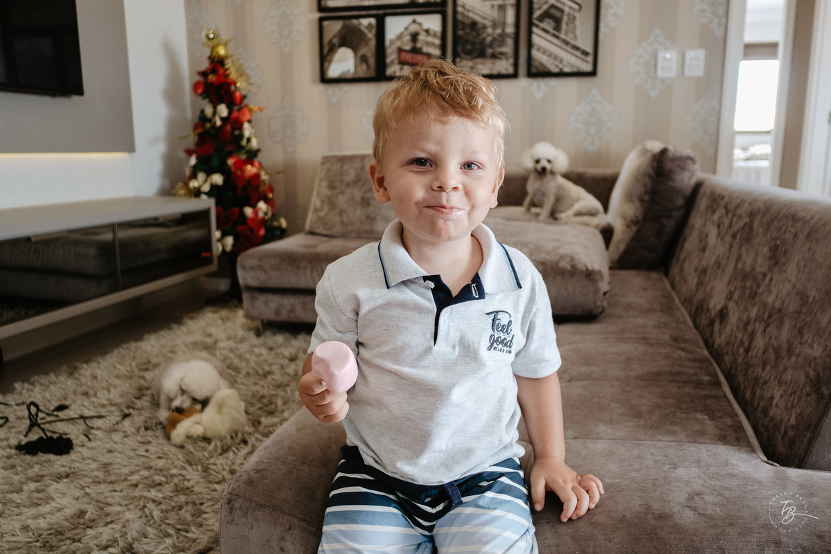 Cara de quem esta aprontando muito. Ensaio de natal em casa por Thiago Braga Fotografia.