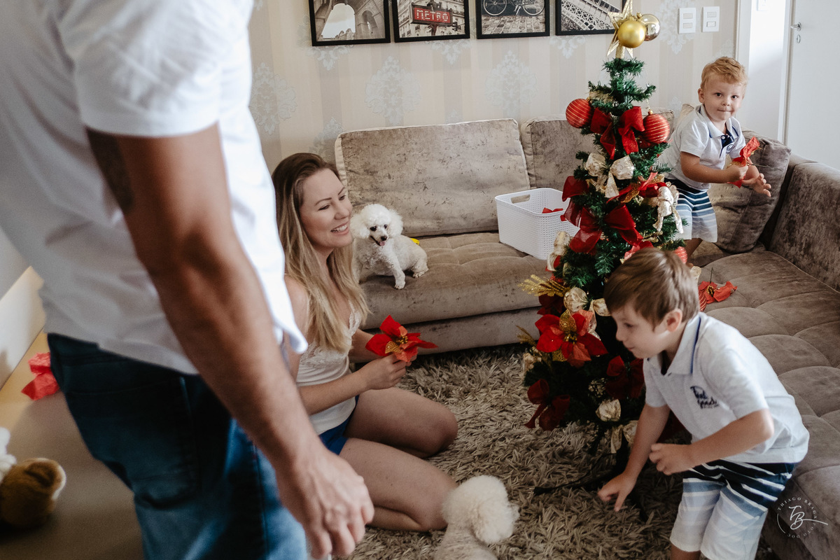 Irmãos montando árvore de natal. Ensaio de natal em casa por Thiago Braga Fotografia.