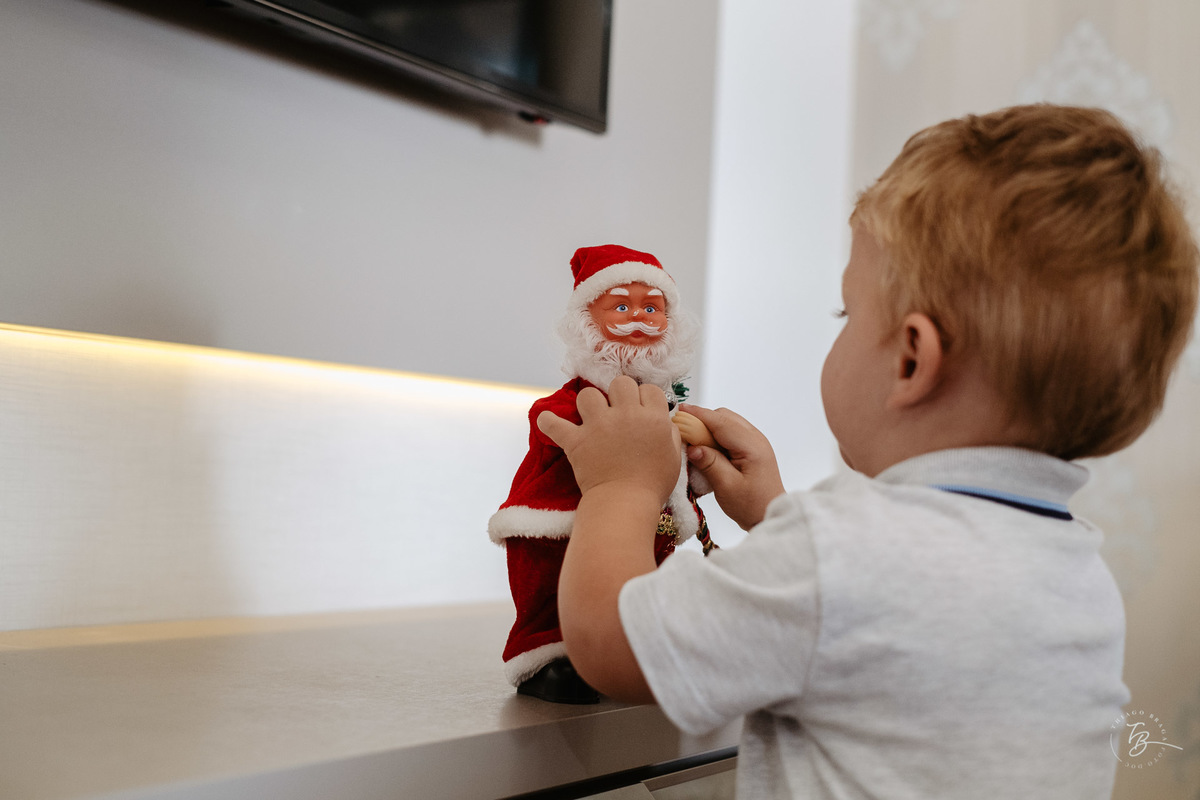 Menino e Papai Noel. Ensaio de natal em casa por Thiago Braga Fotografia.