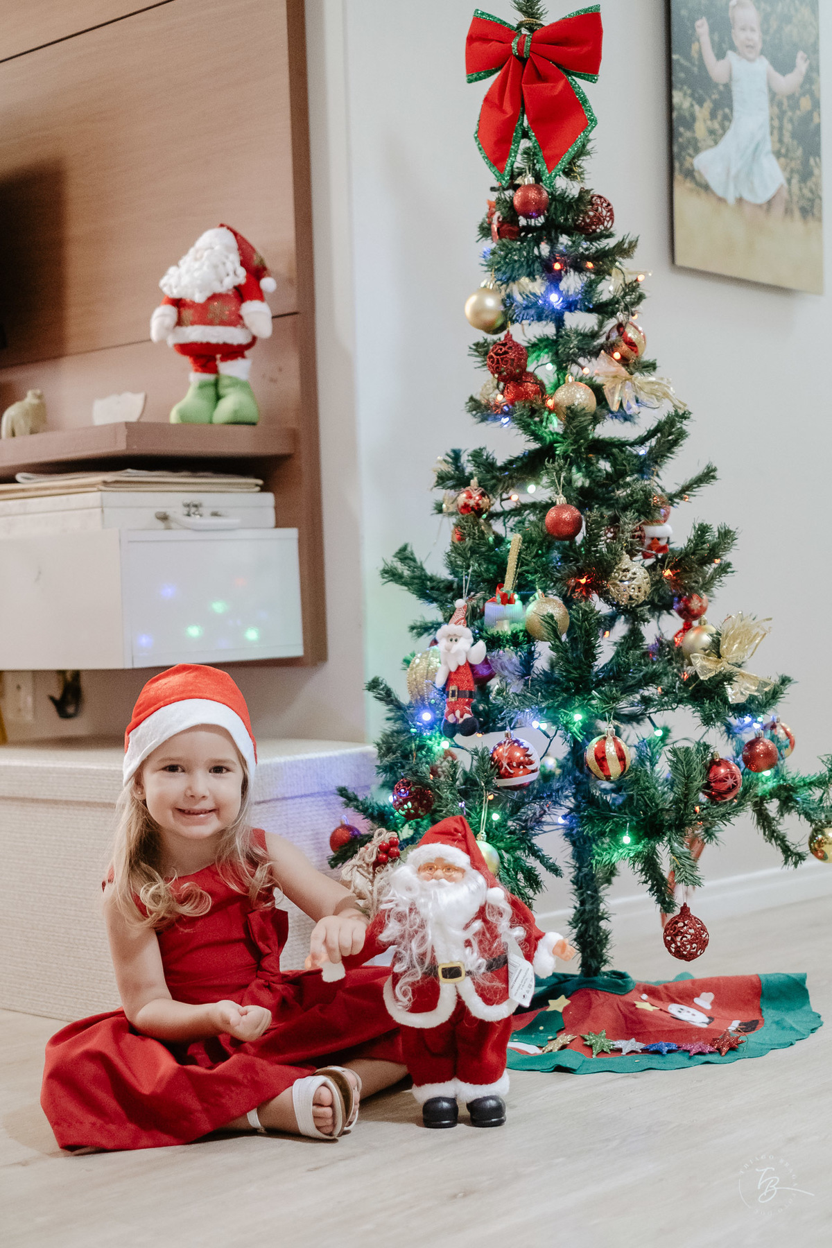 Menina. Ensaio de natal em casa por Thiago Braga Fotografia.