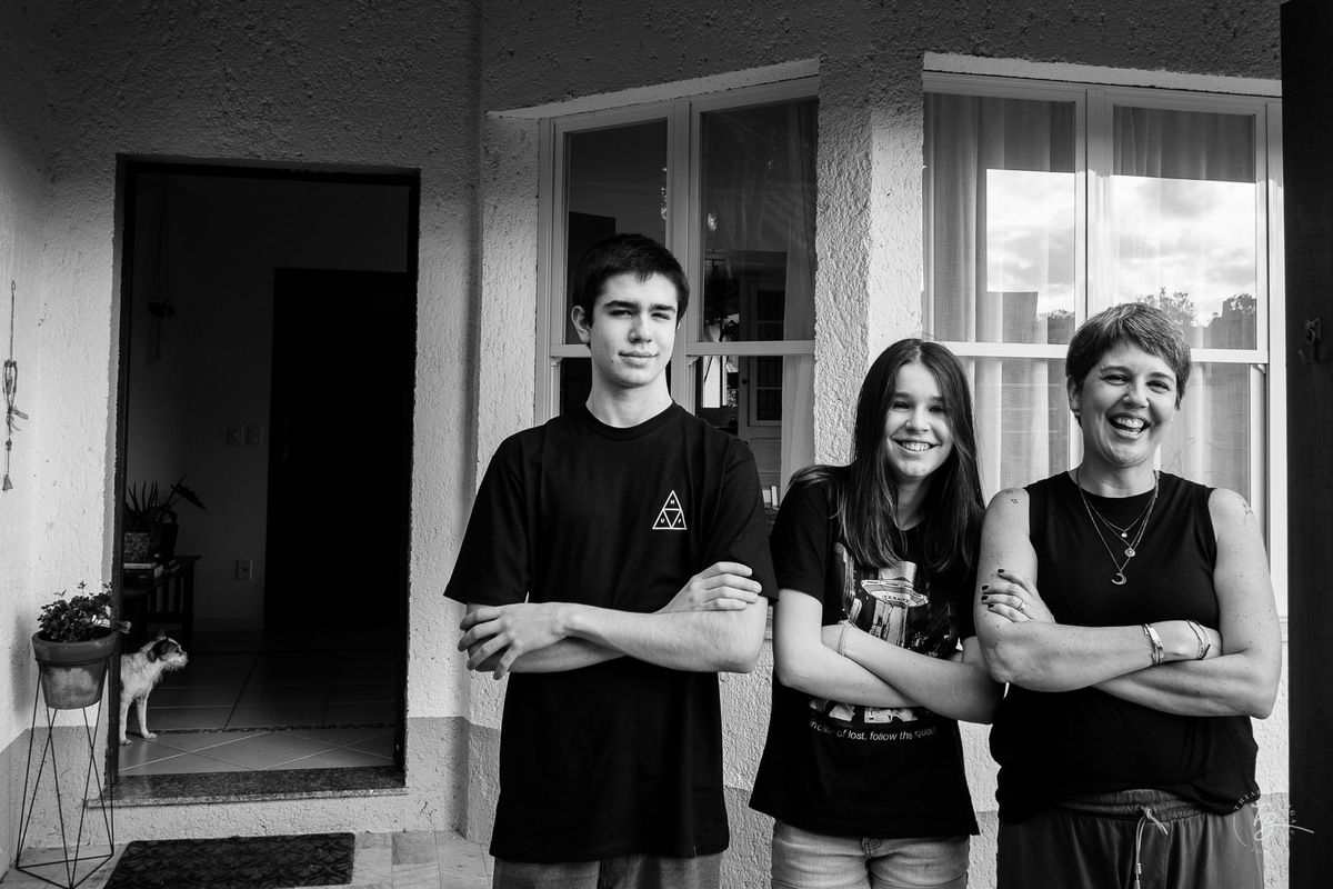 Filhos com mãe na entrada da casa Ensaio família em casa, por Thiago Braga.