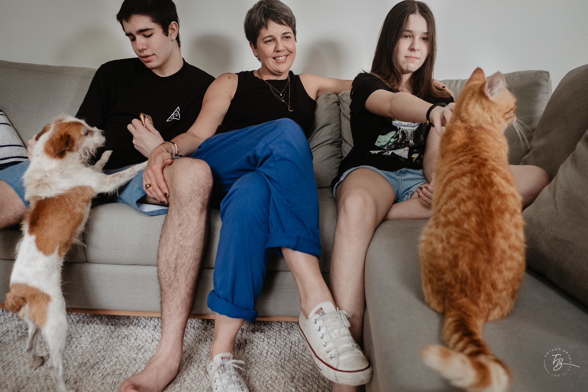 Todos reunidos na sala. Ensaio família em casa, por Thiago Braga.