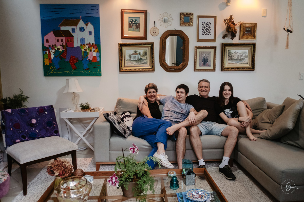 Retrato na entrada de casa. Ensaio família em casa, por Thiago Braga.