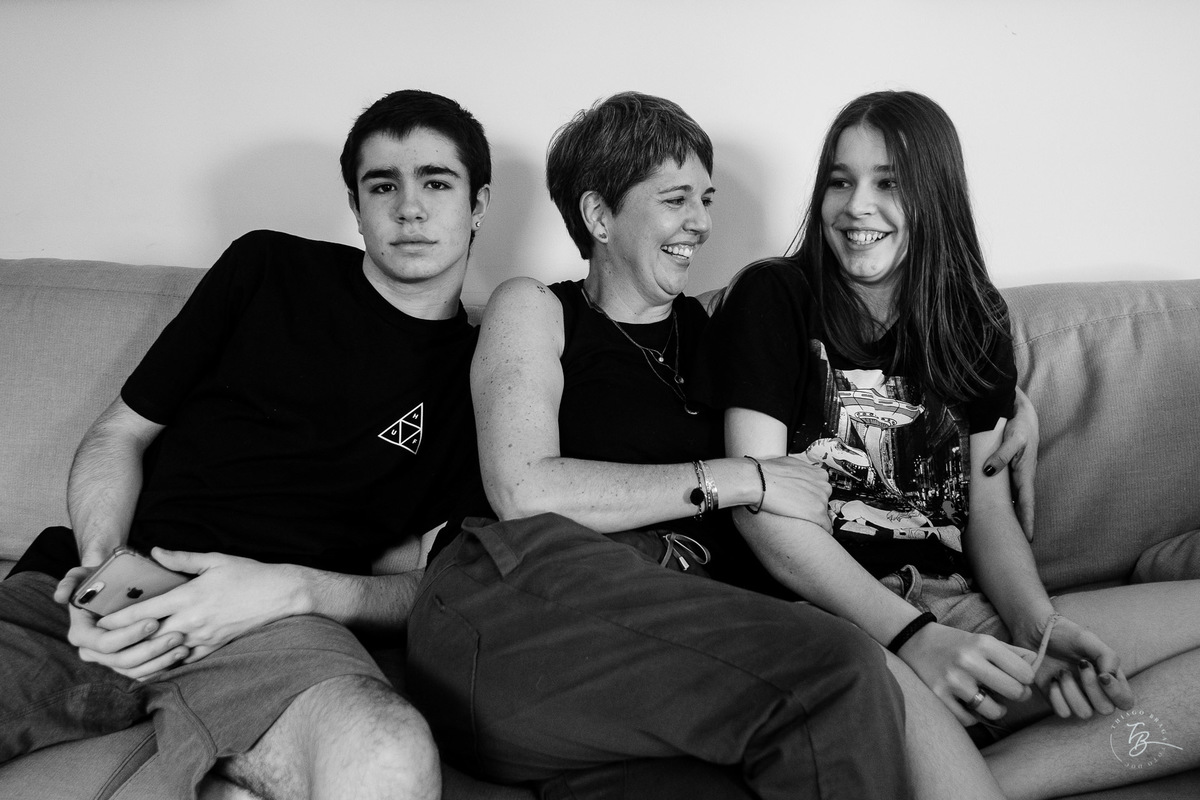 Na sala. Ensaio família em casa, por Thiago Braga.