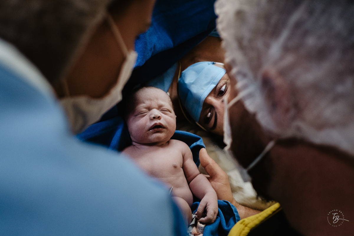 Heitor chegou. Nascimento do Heitor. Parto Cesárea. Fotografia documental de parto por Thiago Braga.