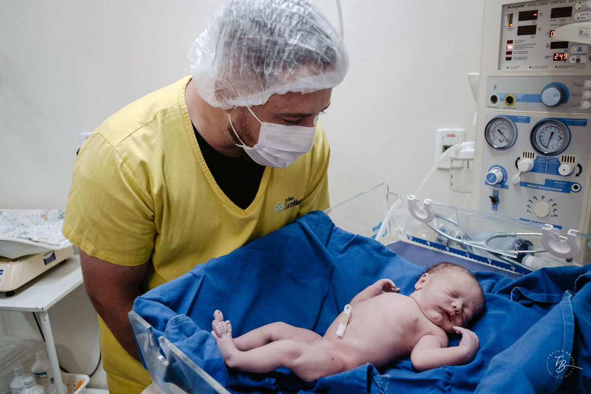 Papai babão. Nascimento do Heitor. Parto Cesárea. Fotografia documental de parto por Thiago Braga.