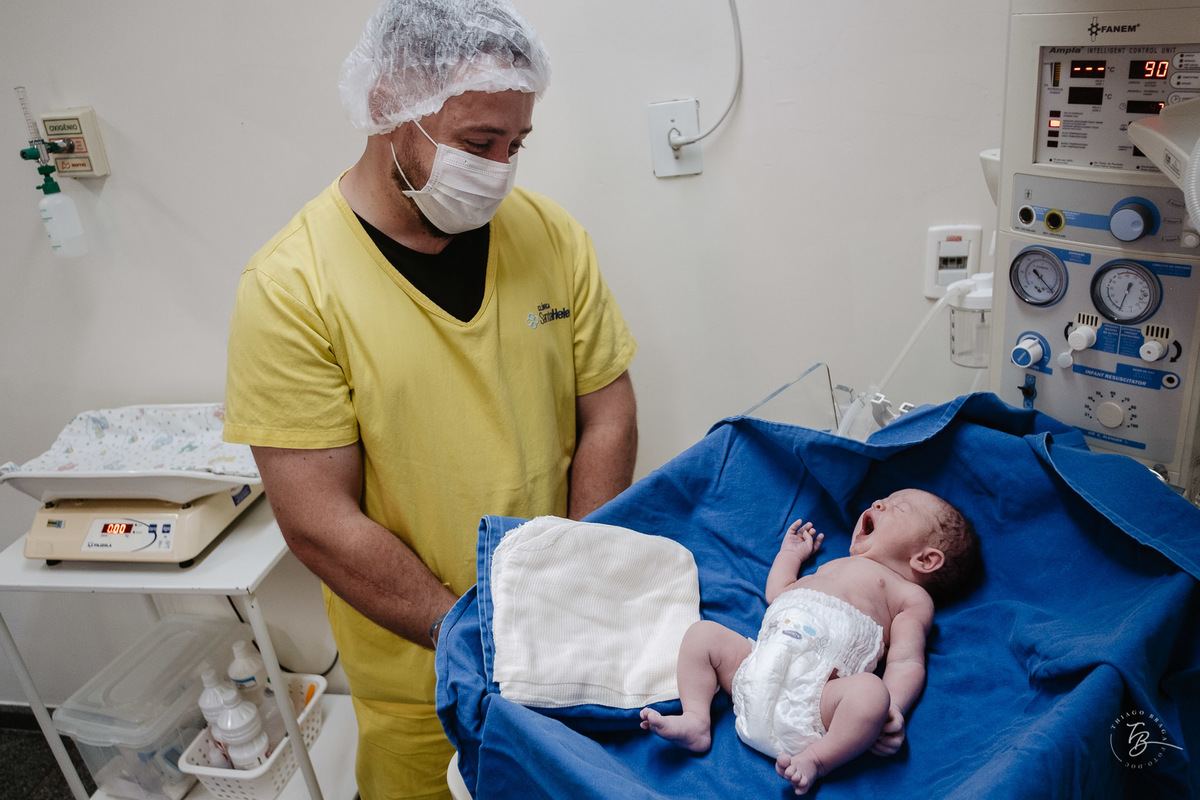 emoção do pai no nascimento do seu filho. Nascimento do Heitor. Parto Cesárea. Fotografia documental de parto por Thiago Braga.