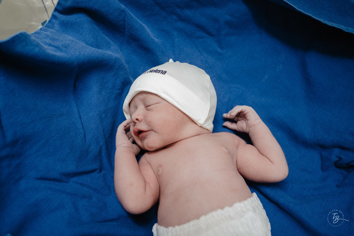 Criança após nascimento. Nascimento do Heitor. Parto Cesárea. Fotografia documental de parto por Thiago Braga.