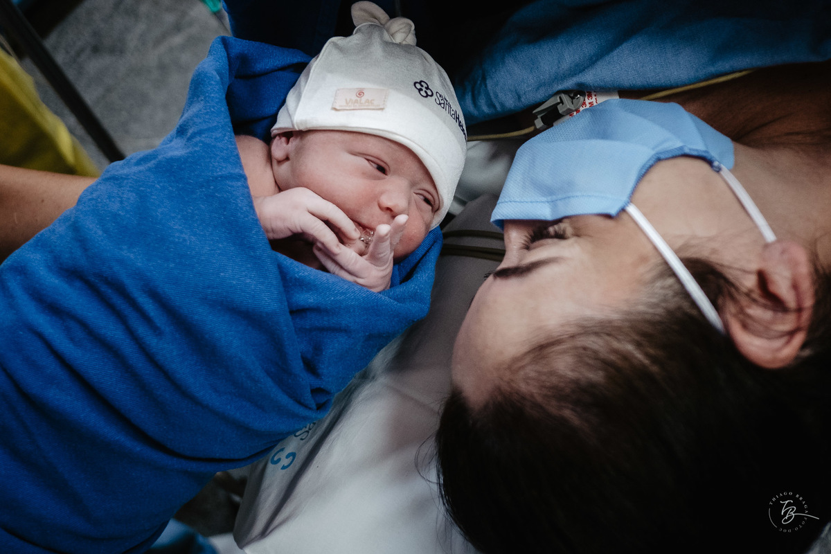 O primeiro olhar. Nascimento do Heitor. Parto Cesárea. Fotografia documental de parto por Thiago Braga.