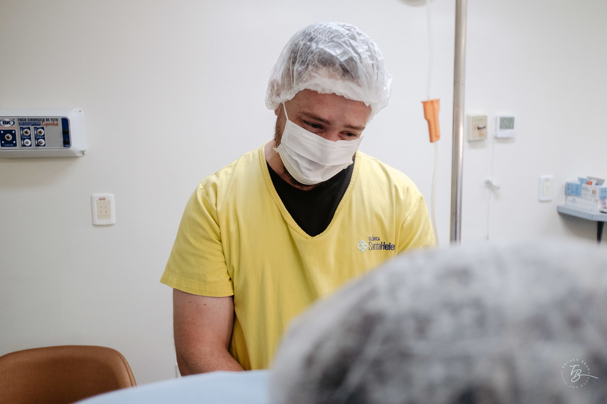 Emoções. Nascimento do Heitor. Parto Cesárea. Fotografia documental de parto por Thiago Braga.