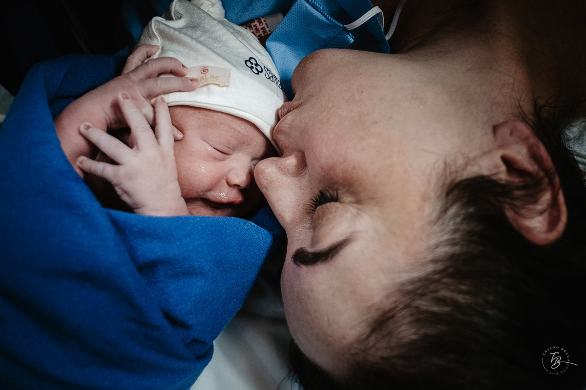 Mãe e filho. Nascimento do Heitor. Parto Cesárea. Fotografia documental de parto por Thiago Braga.