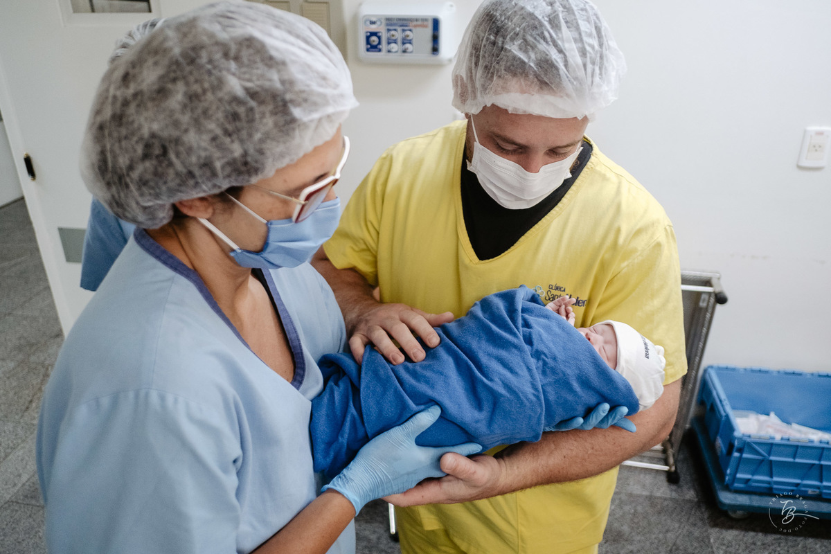 O primeiro colo. Nascimento do Heitor. Parto Cesárea. Fotografia documental de parto por Thiago Braga.