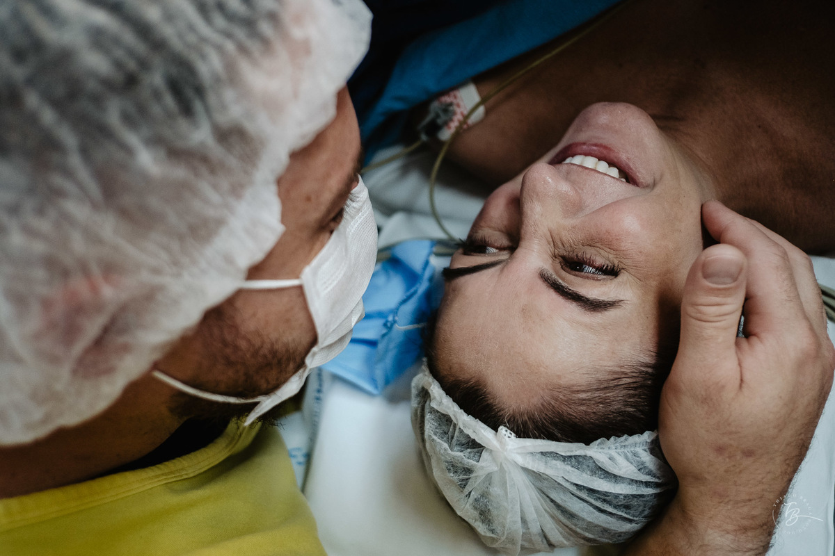 Apoio. Nascimento do Heitor. Parto Cesárea. Fotografia documental de parto por Thiago Braga.