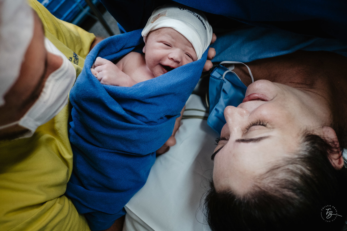 Choros de mãe e filho. Nascimento do Heitor. Parto Cesárea. Fotografia documental de parto por Thiago Braga.