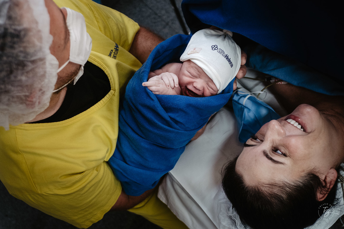 Família reunida. Nascimento do Heitor. Parto Cesárea. Fotografia documental de parto por Thiago Braga.