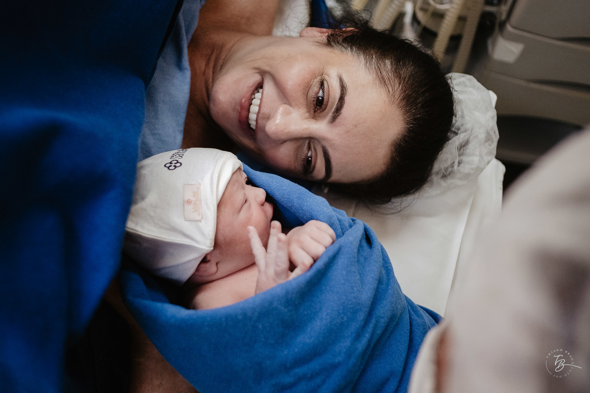 Olhares. Nascimento do Heitor. Parto Cesárea. Fotografia documental de parto por Thiago Braga.