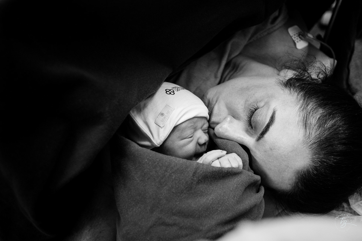 Beijo. Nascimento do Heitor. Parto Cesárea. Fotografia documental de parto por Thiago Braga.