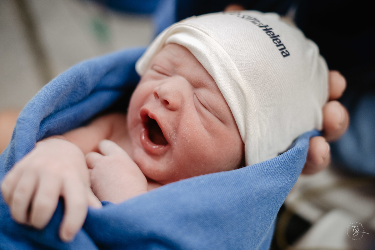 Choro. Nascimento do Heitor. Parto Cesárea. Fotografia documental de parto por Thiago Braga.