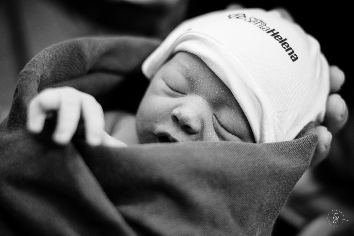 Bebê recém nascido. Nascimento do Heitor. Parto Cesárea. Fotografia documental de parto por Thiago Braga.