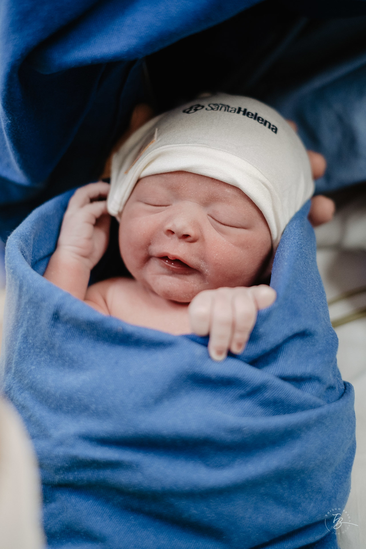 Lindo bebê. Nascimento do Heitor. Parto Cesárea. Fotografia documental de parto por Thiago Braga.