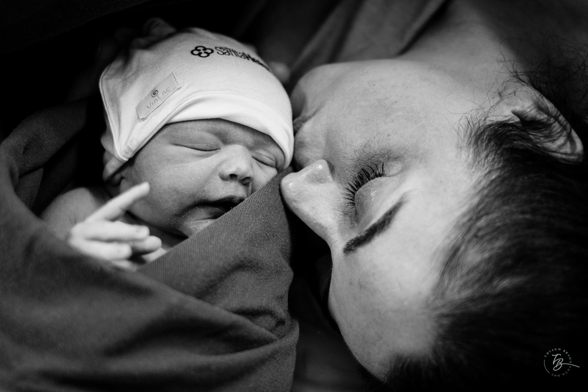 Amor de mãe. Nascimento do Heitor. Parto Cesárea. Fotografia documental de parto por Thiago Braga.